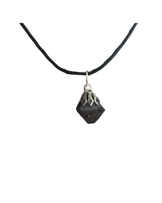 Pendentif en magnétite octaèdre Pendentif en magnétite octaèdre
